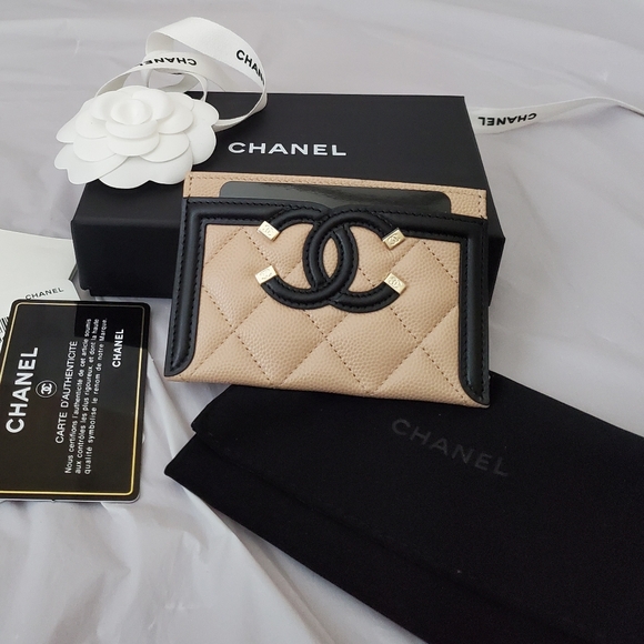 CHANEL Accessories - Chanel filigree caviar beige and black card holder